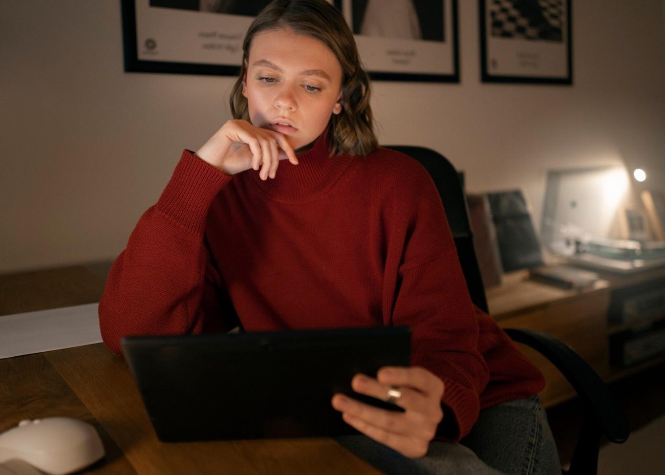 Teilnehmer arbeiten gemeinsam an Finanzplänen