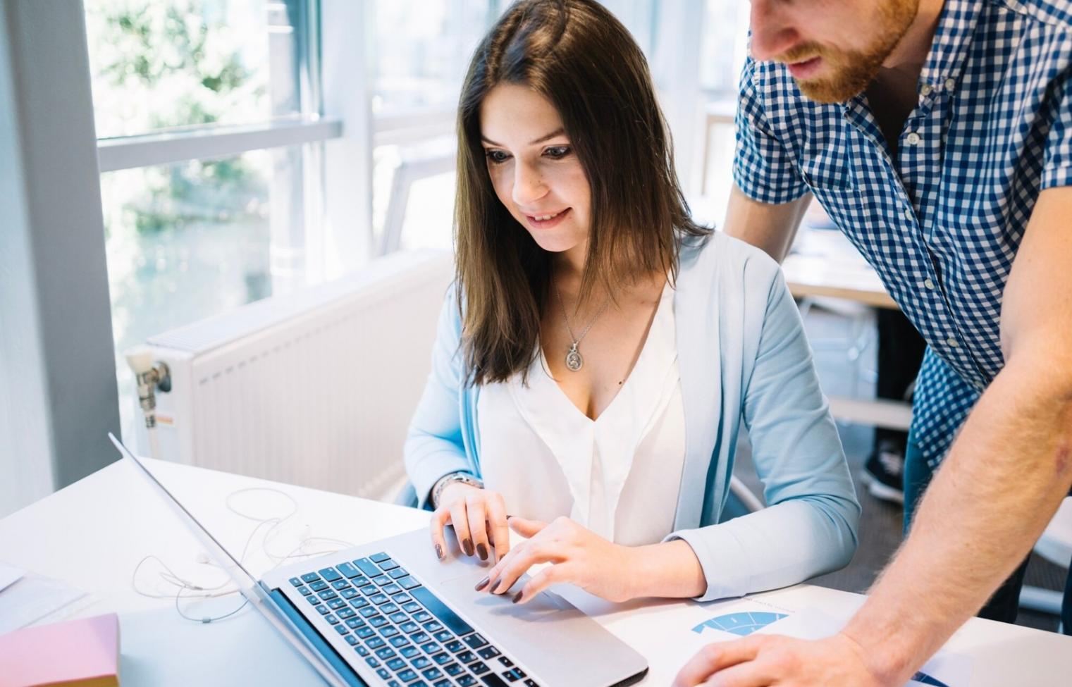 Finanzplanung Arbeitsplatz mit Unterlagen und Taschenrechner